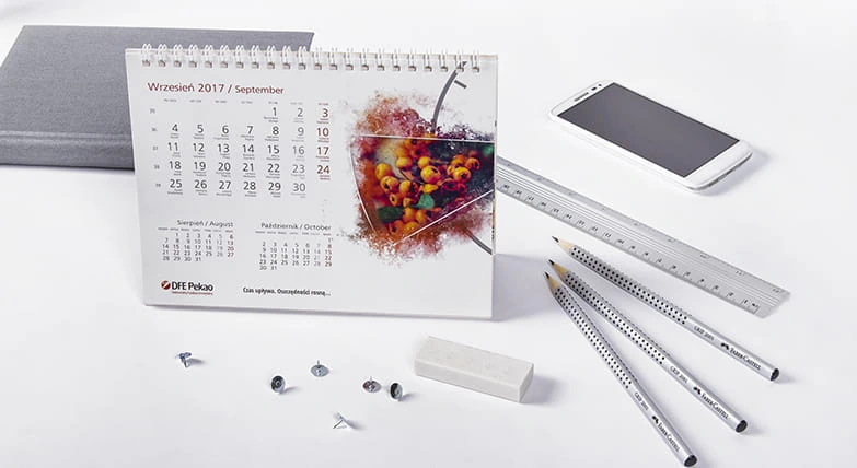 Firmowe kalendarze biurkowe leżące